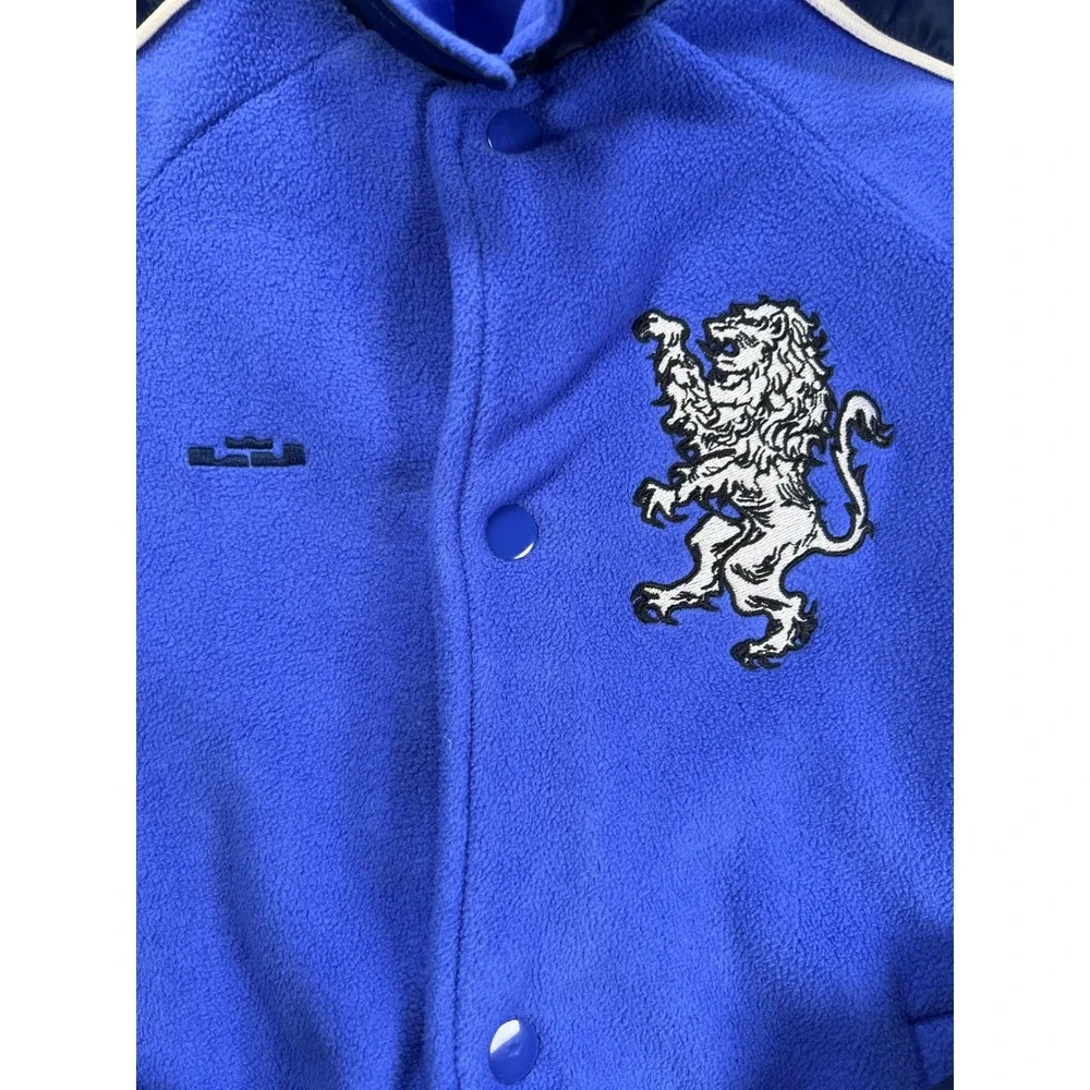Nike LeBron James Varsity Fleece Jacket‎ Mens XL Blue Navy Lion Crest Snap Front